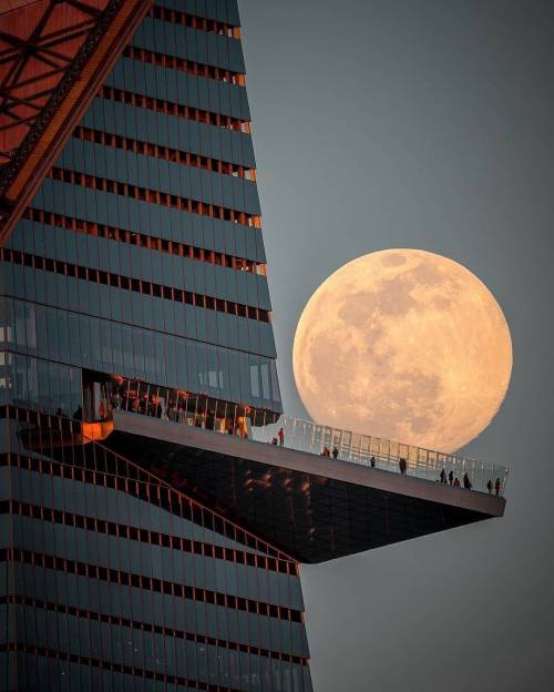 dreaminginthedeepsouth:Moonrise over Hudson Yards NYC:  Travel Destinations* * * * *“….There’s a dre