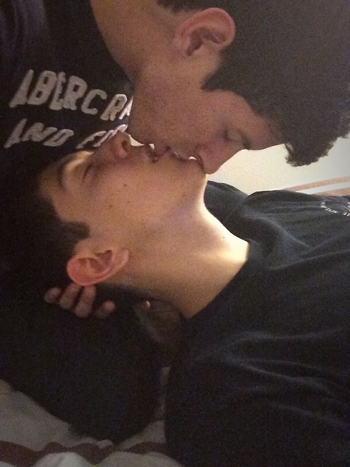 another-way-of-love:  redgay:  clinicallymoi:  Cute Couple  Clinically Moi  Nothing on my tumblr is original mine. I reblog photos that I love. If you want to see your reblogged post deleted, send me a message, please :) Enjoy my space. Nature? Gaga?
