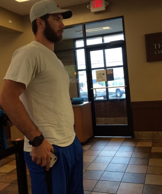 midwestmonstercocks: Gym shorts, baseball cap, bulge….I’m in heaven  