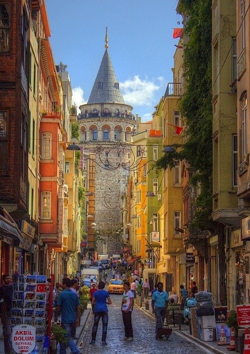 Towards the Galata Tower, Istanbul, Turkey (by TekAli).