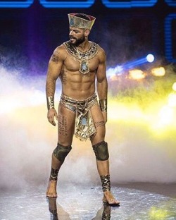 tijuanacaliente69:  ADRIAN DI MONTE😍  Ganador de bailando por un sueño, y famoso por su baile de “Mi gente” con ese vestuario donde se le veían las 🍑 tan ricas que tiene, así como se le ven en La foto donde lo están inyectando 💉😍😍