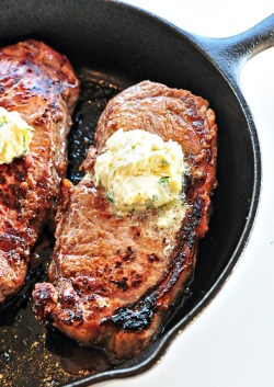 foodiebliss:  Skillet Steaks with Gorgonzola Herbed ButterSource: Add A Pinch  Where food lovers unite.   