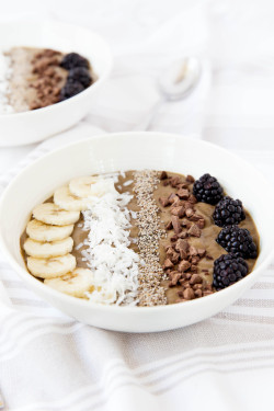 fullcravings:  Superfood Chocolate Smoothie Bowl