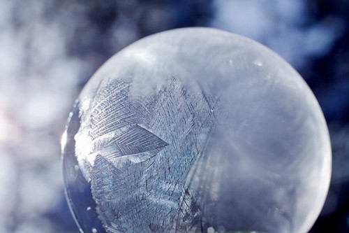 straightgrinch:  IF YOU DIDNT KNOW THAT BUBBLES LOOK REALLY COOL WHEN THEY FREEZE NOW YOU KNOW 