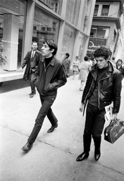 colecciones:John Cale and Lou Reed of The Velvet Undeground, 5th Avenue, New York City, 1968. Photo by Joel Meyerowitz.