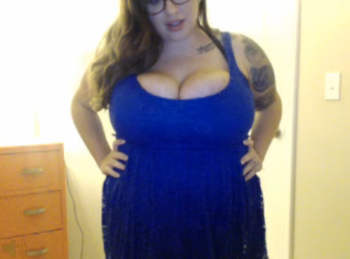 temptedbyangel:  Check out housewifeswag’s blue dress. It makes her look so pretty
