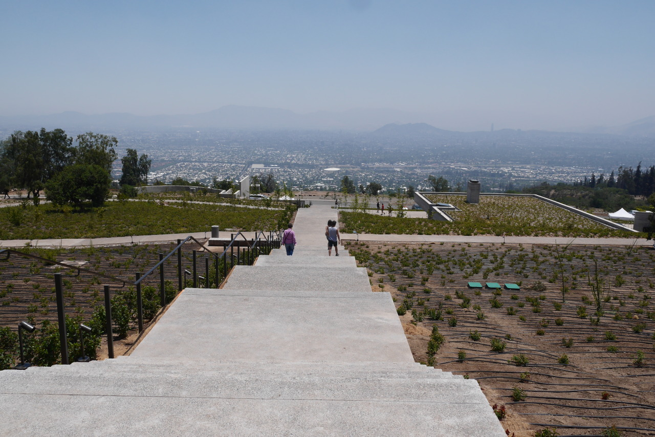 Al pie de la Cordillera de los Andes, el primer Templo Bahá’í de Sudamérica.  A más de 1,000 metros de altura, en los confines de la capital chilena, una super estructura de nueve lados con nueve entradas que simbólicamente acogen a todas las...