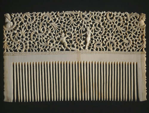 prettyskeletons: Russian combs carved from bone, 18th century.