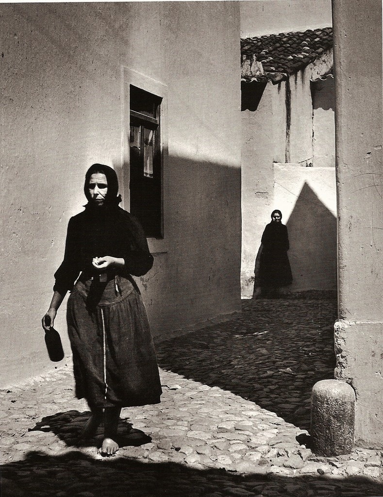 Jean Dieuzaide. Rue de Nazaré, Portugal. 1954