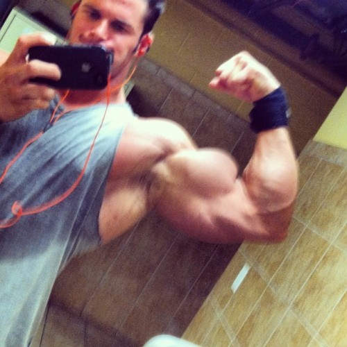 savagesquats:  manlypics:  Wesley Durden   All the goals…