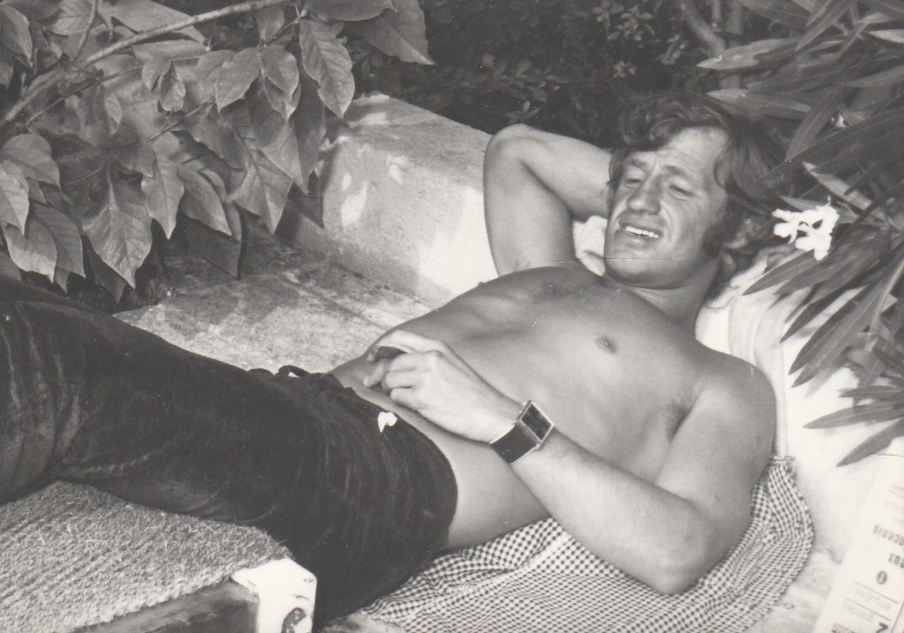 tomorrowcomesomedayblog:  Jean-Paul Belmondo dans le jardin