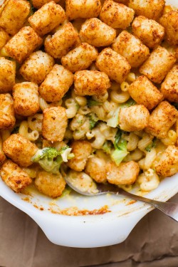 yazzmoogle:  daily-deliciousness:Mac and cheese tatertot hot dish One thing I miss about America … Tatertots… With that odd plastic-like-bright-yellow-melty cheese you guys make