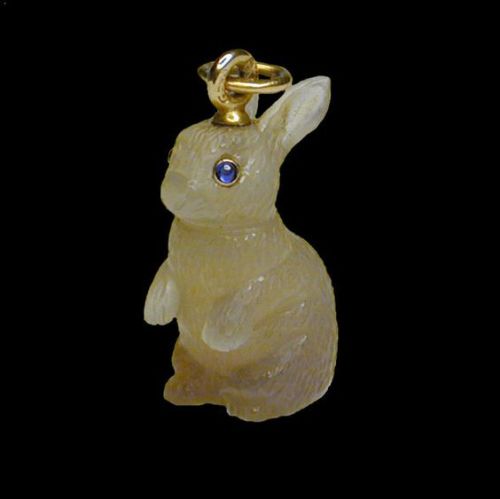 fawnvelveteen:

A late nineteenth century agate hardstone minature rabbit with cabochon sapphire eyes, sitting in an upright position with finely carved fur, suspended on a yellow gold ring bearing the marks for Fabergé, measuring 2cm x 1.5cm, St Petersburg, gross weight 3 grams. 