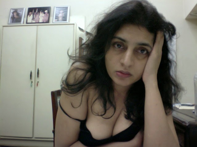 nakeemkhan:  shadowyprincesscupcake:  Desi babe naked on webcam  Good pictures 