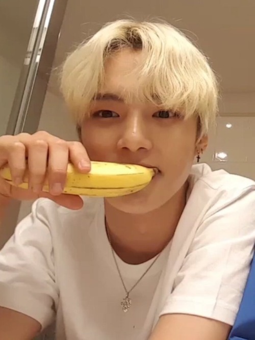 sunprincehyuck:taeminihyuk:minhyuk held a banana for most of the v live broadcast and blessed us wit