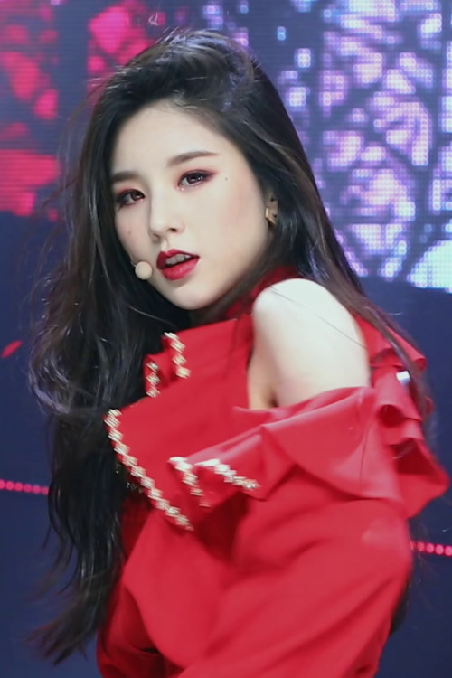 heejin stills from loona’s full moon performance