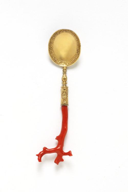 desimonewayland:German Spoon made 1530-40 / silver gilt with coral Via the V&A: Coral was not on