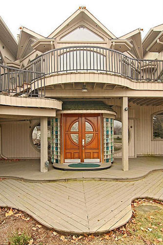 piercingsandink:  ryanpanos:  The Ugliest House In America | Via Designers with
