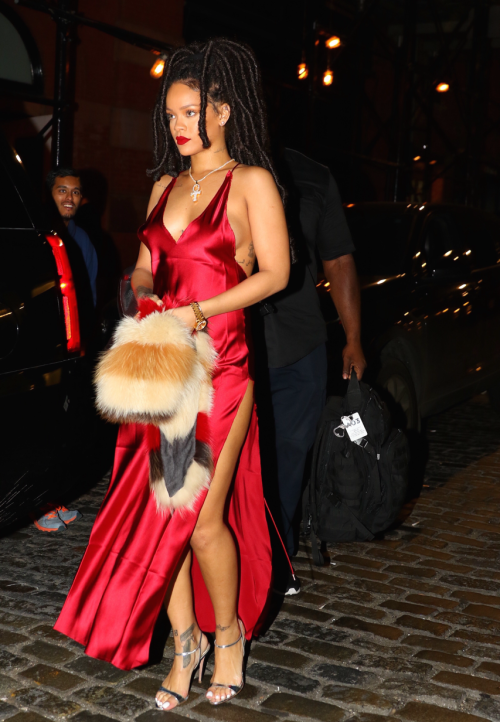 rihennalately:  Rihanna at Carbone Restaurant in NYC (Oct. 5)