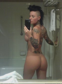 lookonthedarkside:  Mohawk goddess Christy Mack. 