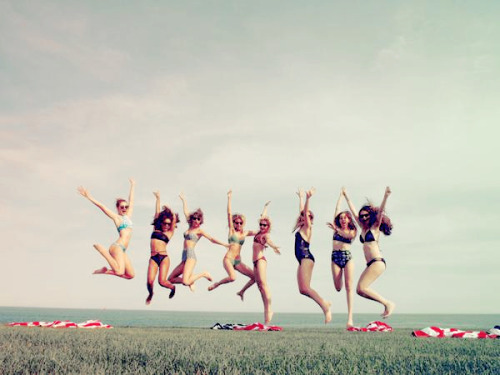 photoswift:@taylorswift13: Happy 4th from me, @GiGiHadid @iammarthahunt @britmaack @SerayahLove and 