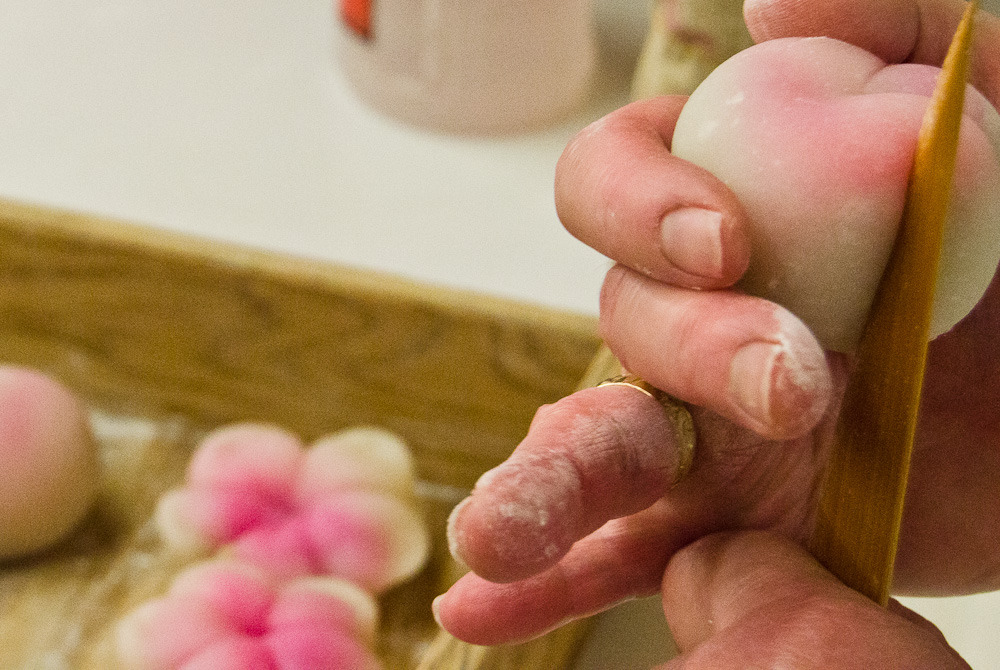 thecakebar:  Making Mochi Flowers Tutorial   I dunno man at that first picture I