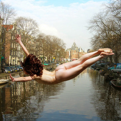 nudeforjoy:  naktivated:  Freedom swan dive.   Great dive!