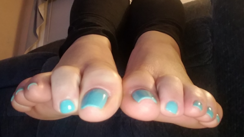ninavontease1:A fresh pedicure. Nice clean sexy feet for you to cum all over. Now get to work and st