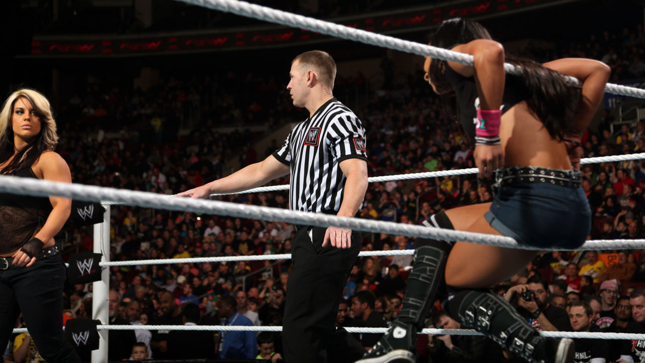 ajpunkfans:  RAW 25th March, 2013 HQ Digitals: Kaitlyn vs. AJ Lee  Finally a diva&rsquo;s