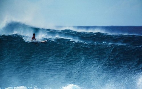 Solo surfer at Pipeline, Oahu, Hawaii, December 1978 / Ralph Cipolla ph