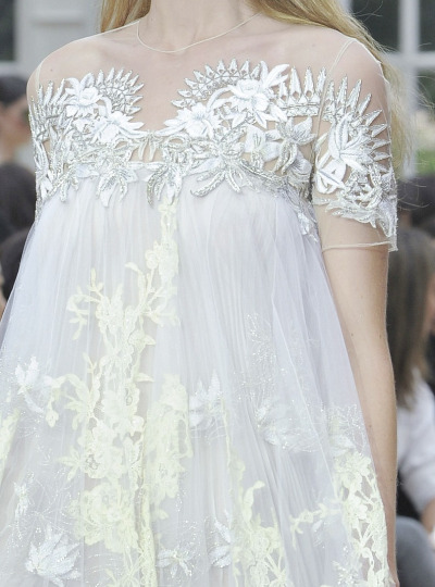 phreshouttarunway:  Julien MacDonald S/S 2015 