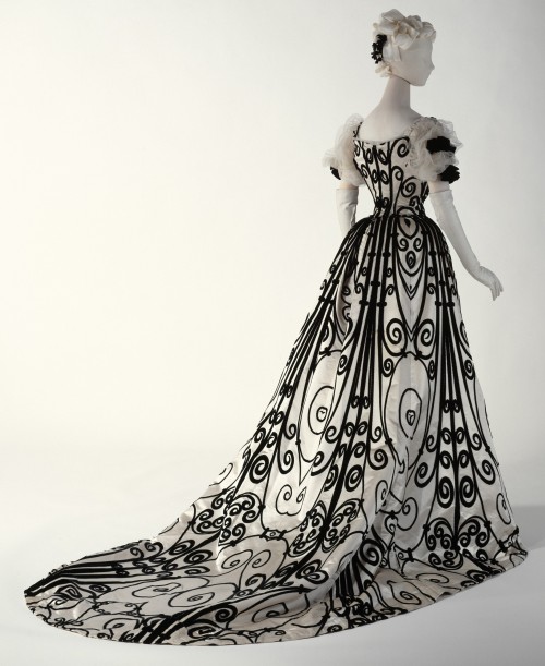 fashioninhistory: Evening Dress House of Worth 1898-1900 The superb example of dressmaking show