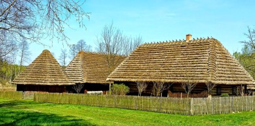 lamus-dworski:Old types of strzechy (Polish for thatched roofs) in the open-air Museum of Folk Cultu