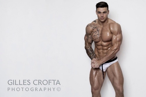 mitos:  activea1991: Stuart Tomlinson a.k.a. Rupert Paddington Gomez a.k.a. WWE wrestler Hugo Knox by Gilles Crofta (2013)