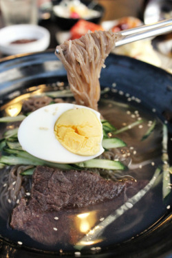 lovesouthkorea:  Naeng-Myeong, Chilled buckwheat noodles soup (source)
