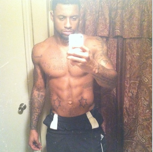 iamdahrealrenzo:  shit-gets-real-when:  TEAM REEMO  Twitter: @ObeyyMe_Renzooo Instagram: iAmDahRealRenzo Kik: iAmMe_Renzo 