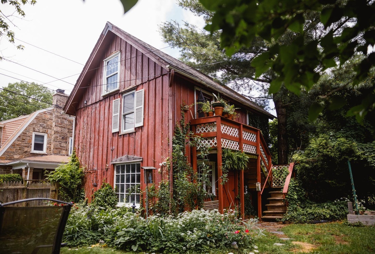 gravityhome:  Cluttered tiny home in Pennsylvania | photos by Carina Romano  Follow