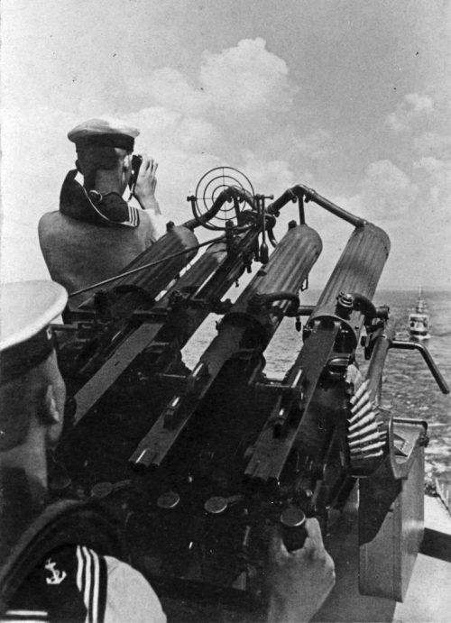 ww2photoarchive:Soviet Navy team of quadruple antiaircraft machine gun