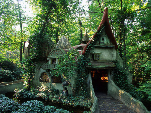 veganelfprincess: yelyahwilliams: ericamelondrea: odditiesoflife: Ten of the Best Storybook Cottage 