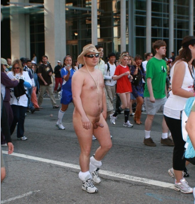 walkingandswinging:  Public street CFNM with erection….and some audience amazement!
