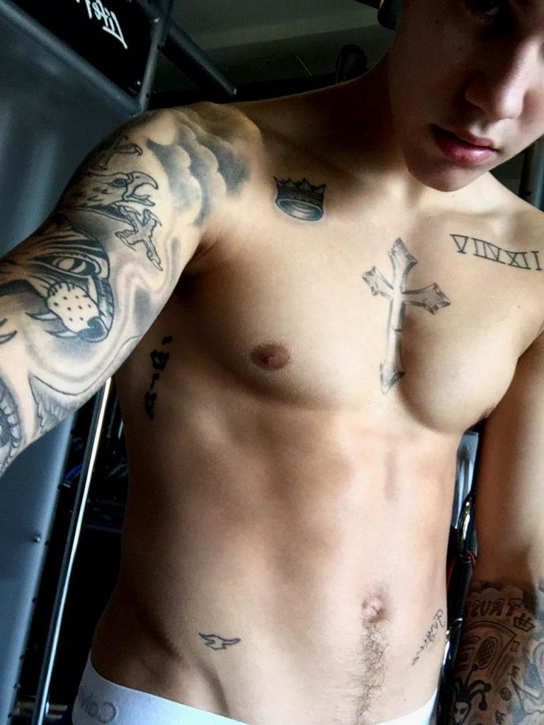 cheng-1216:  famousmaleexposed:  Justin Bieber showing hard cock! real or fake?Follow