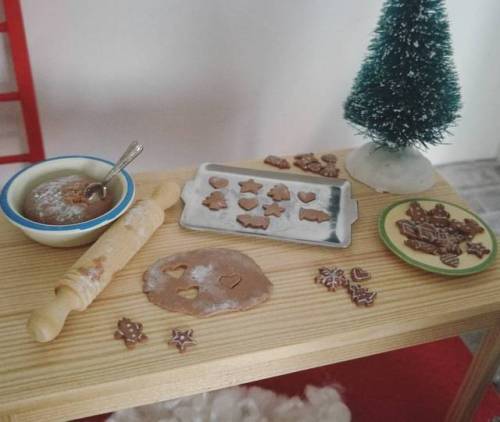 Making gingerbread for christmas #gingerbread #miniatures #miniaturefood #christmasminis #polymercla