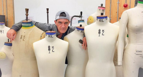 actual-alistair-theirin:uproxx:Antonio Banderas Wants You To Wear More Capes Antonio Banderas is tak