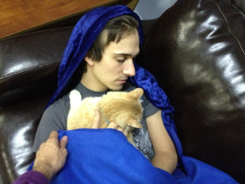 roosterteethawesomeness:Chris Demarais and Joe the cat sleeping.&lt;3 :)