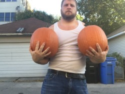 nycjockcub:  spartacubs:  Punkin chunkin’  Um super woof 🐻🐶🐻 