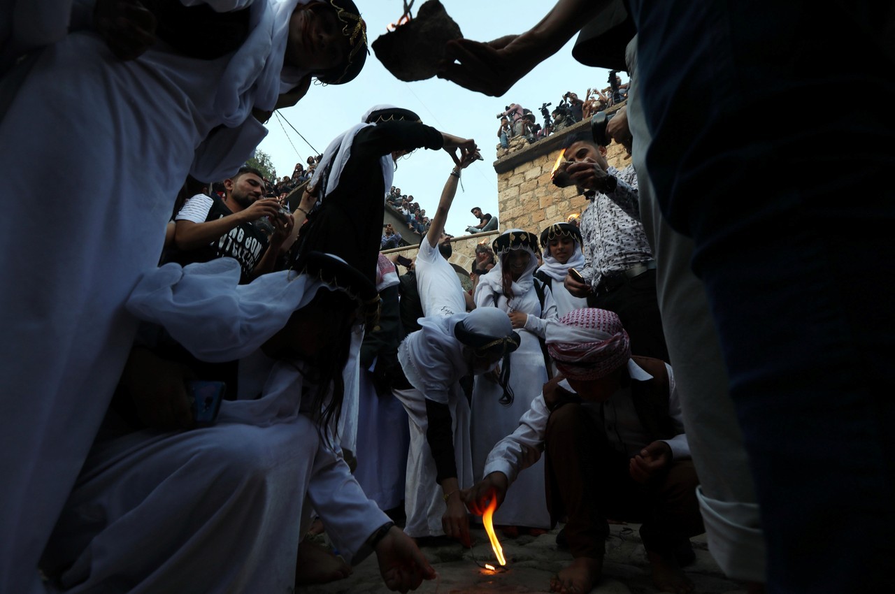 AÑO NUEVO YAZIDI. Los Yazidis, conmemoran la llegada de la luz al mundo durante la celebración del año nuevo. Se reúnen fuera del templo de Lalish situado en un valle cerca de Dohuk, al noroeste de Bagdad para realizar la ceremonia. (AFP)
MIRÁ TODA...