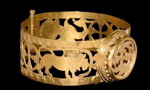 archaicwonder:Byzantine Gold Bracelet with Cross and Lions, 5th-6th Century AD