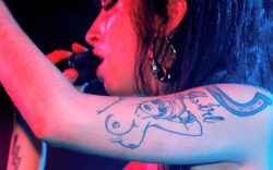 amyjdewinehouse:   Amy Winehouse live at