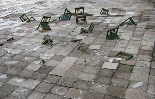 cjwho:  Drowning Art by Ivan Puig | via Ivan Puig is a Spain based artist who lets his own sculptures drown. Two of his works are called ‘Crecimientos Artificiales’ (Artificial Growth) and ‘Hasta Las Narices’ (Fed Up). The second series outlines