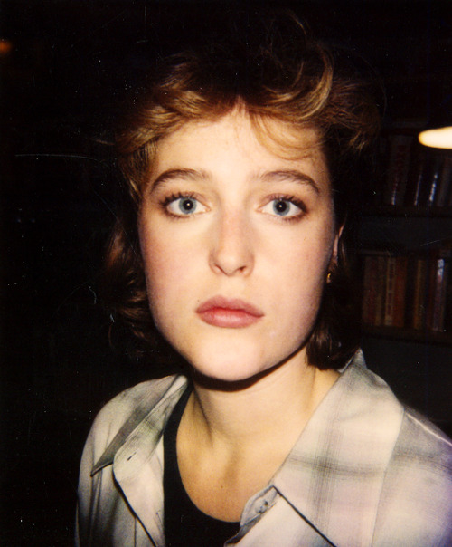 autumnimagining:qilliananderson:Gillian Anderson on the set of The X-Files.@80slesbiab